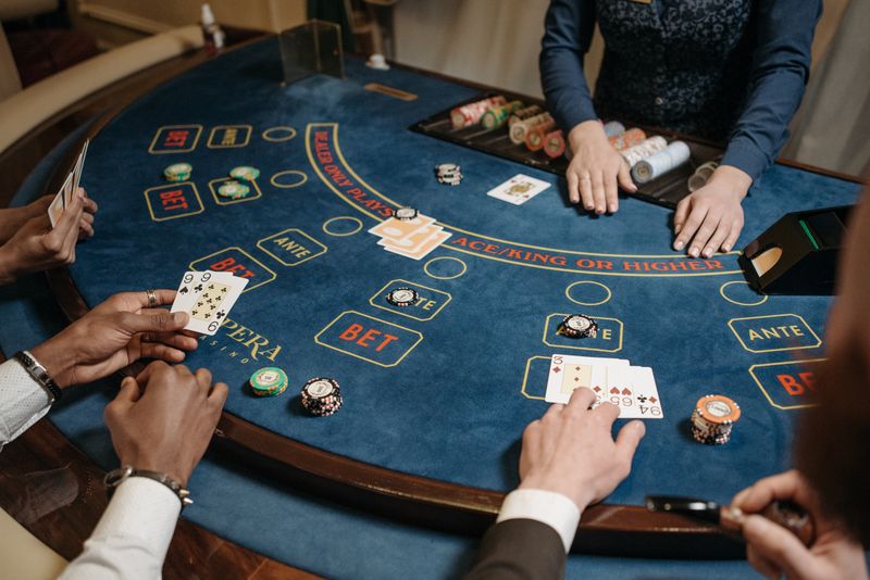 Dealer kasino membagikan kartu di meja permainan