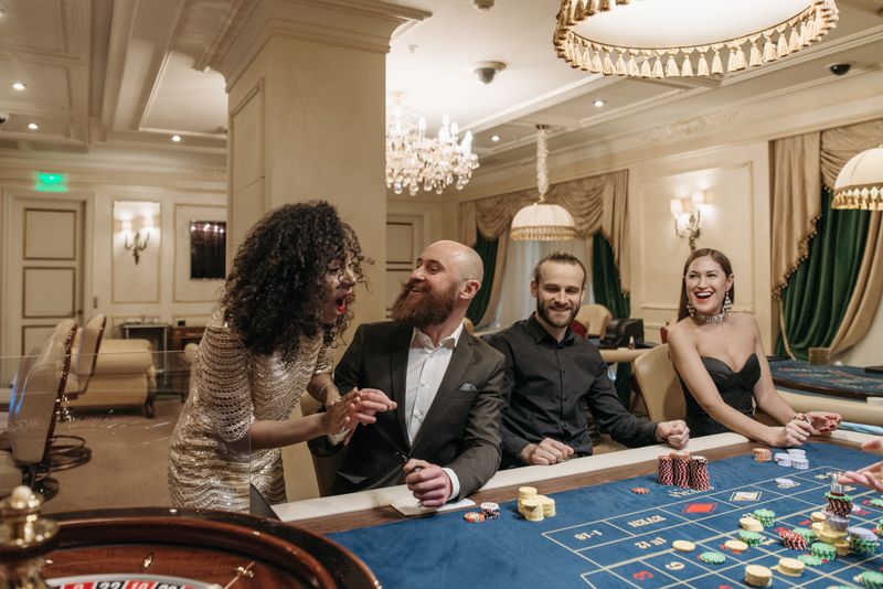 Meja poker dengan chip dan kartu dalam pencahayaan malam