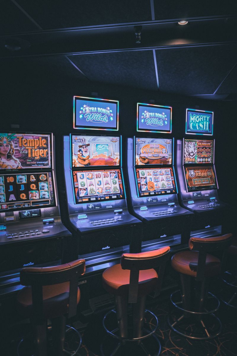 Layar mesin slot dengan simbol dan tombol putar