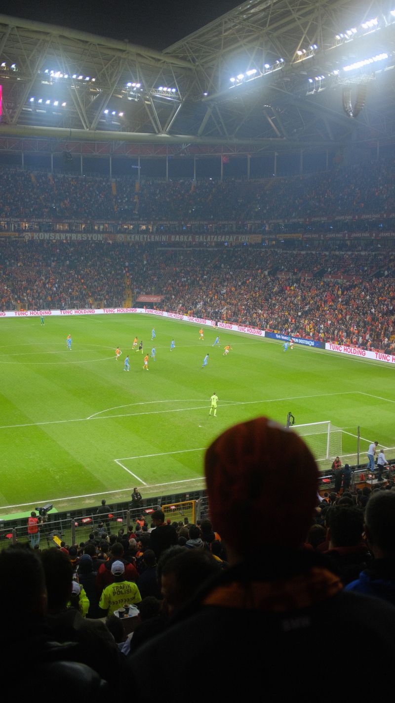 Stadion sepak bola penuh penonton di malam pertandingan